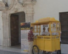 El “Puesto amarillo” reparte información cultural en la puerta de la Biblioteca de Écija.