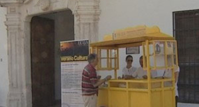 El “Puesto amarillo” reparte información cultural en la puerta de la Biblioteca de Écija.