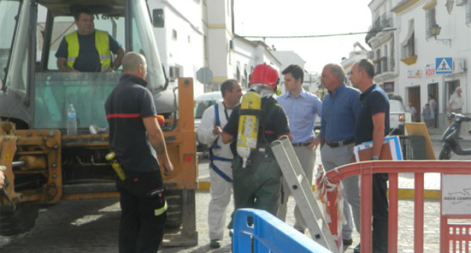 El alcalde de Écija y el delegado de seguridad supervisan las obras del desvío del arroyo de la Argamasilla