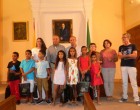 El alcalde de Écija  recibe a los niños y niñas saharauis que permanecerán en la ciudad durante el verano