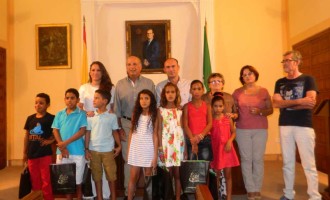 El alcalde de Écija  recibe a los niños y niñas saharauis que permanecerán en la ciudad durante el verano