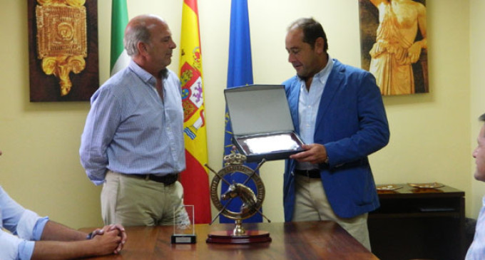 El alcalde de Écija, recibe al equipo ecijano ganador del X Correo Postal