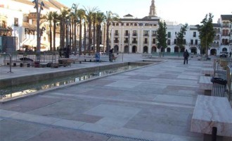 Las obras de pavimentación de la Plaza  del Salón de Écija, mantienen cerrado el tráfico de vehículos