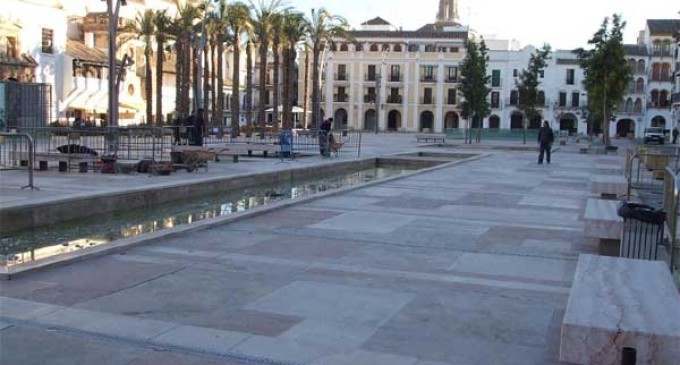 Las obras de pavimentación de la Plaza  del Salón de Écija, mantienen cerrado el tráfico de vehículos