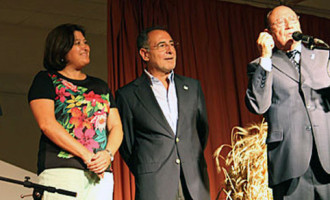 Fostorito y el crítico Manuel Martín Martín de Écija, reciben la “Espiga de oro” en el Festival de la Campiña, en El Rubio