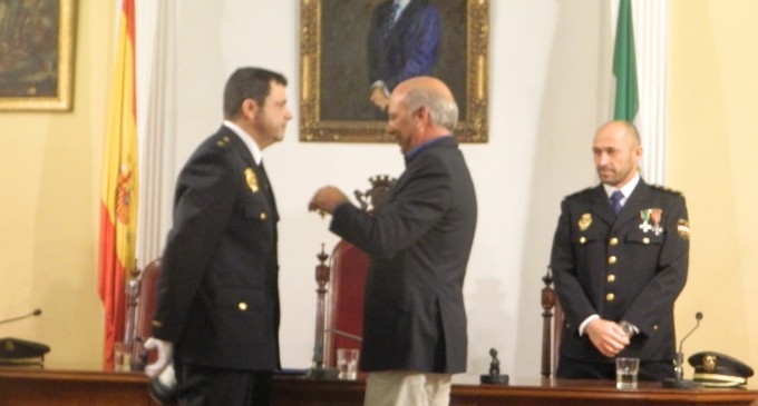 Distinción para un agente de la Policía Nacional en la celebración del día de los Patrones en Écija
