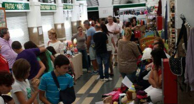 Gran afluencia de público en el Mercado de Oportunidades de la Plaza de Abastos de Écija