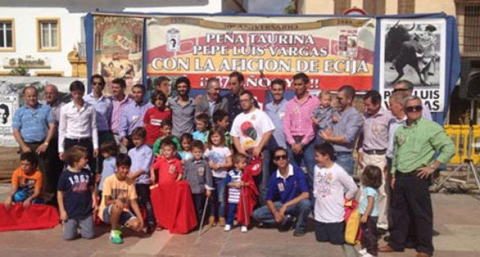 Los niños y jóvenes de Écija fueron los protagonistas en la clase de toreo de salón