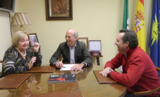 El alcalde de Écija firma un convenio de colaboración con la Real Academia de Ciencias, Bellas Artes y Buenas Letras “Luis Vélez de Guevara”