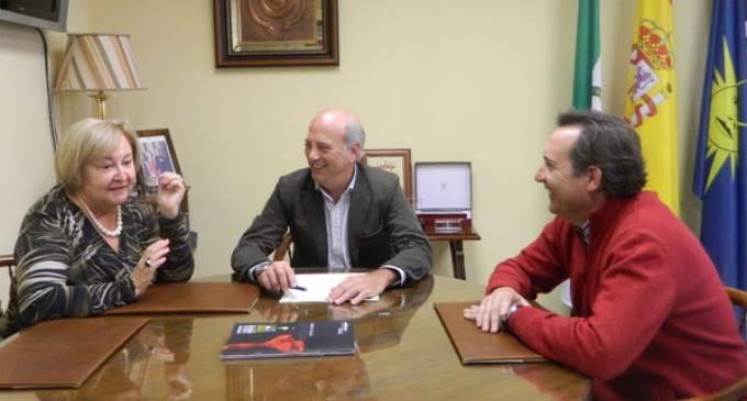 El alcalde de Écija firma un convenio de colaboración con la Real Academia de Ciencias, Bellas Artes y Buenas Letras “Luis Vélez de Guevara”