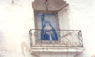 Se solicita la colaboración ciudadana de Écija para restituir la cerámica  de la Virgen de la Soledad  a su  hornacina en calle Carmen