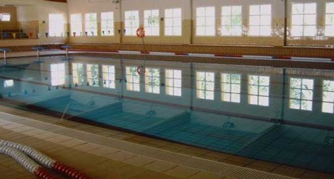 Desde el Patronato de Juventud y Deportes de Écija, se impulsa un programa de natación escolar “A nadar”