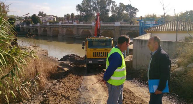 En pocos días se finalizan las obras de limpieza y desbroce del cauce del río Genil en Écija