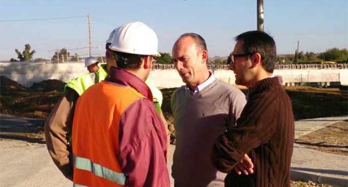 Las obras de la Rotonda del Tanatorio de Écija desvían  el tránsito de vehículos por la Ronda de Circunvalación