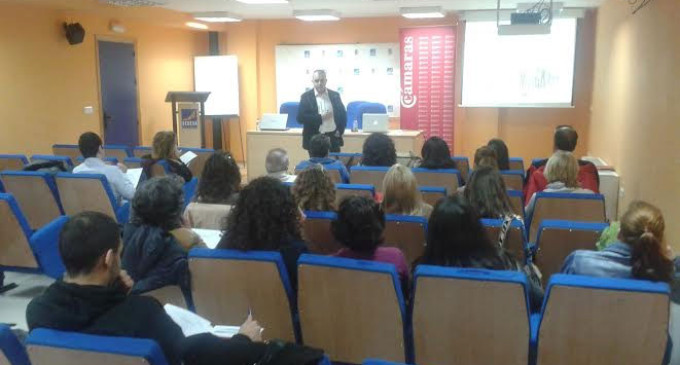 Taller de escaparatismo en Écija, organizado por la Cámara de Comercio de Sevilla