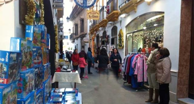 Los comerciantes de la calle Cintería de Écija exponen sus productos en la calle en estos días navideños