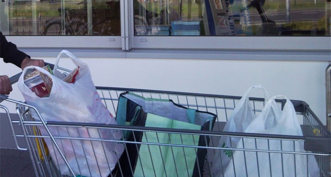 Una vecina de Écija ha sido denunciada por llevarse comida de un supermercado sin pagarla.