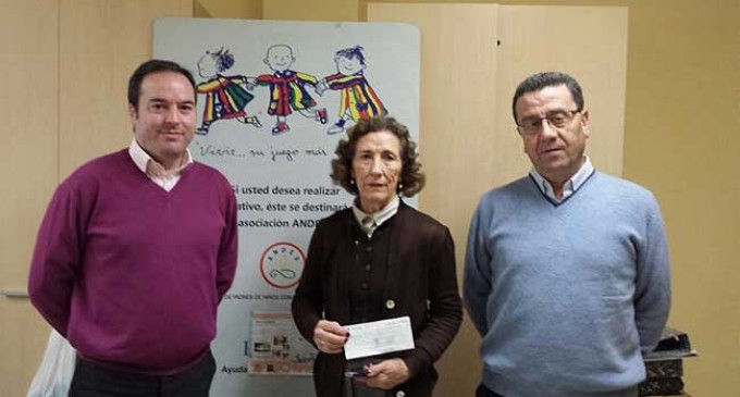 La Hermandad del Silencio de Écija hace entrega a la Asociación Andex de un talón por valor de 3.327,47 €