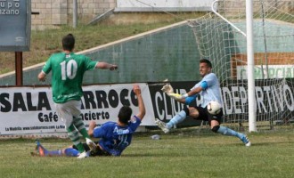 El Écija pierde una oportunidad de salir de la posición de colista al perder por la mínima frente al Cacereño (1-0)