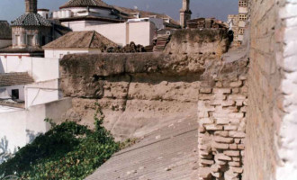 La aparición de nuevos restos arqueológicos amplían el plazo de ejecución de obras en la Plaza de Armas de Écija