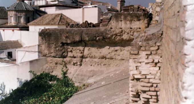 La aparición de nuevos restos arqueológicos amplían el plazo de ejecución de obras en la Plaza de Armas de Écija