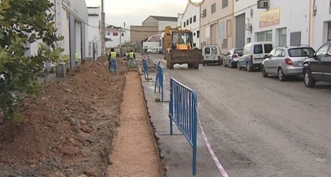 Las obras de pavimentación en el Polígono de la Fuensanta de Écija avanzan a buen ritmo