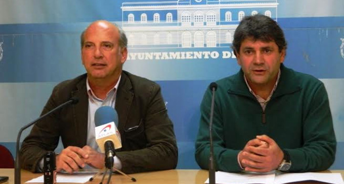 El alcalde de Écija firma el Decreto de Alcaldía cesando al edil Fernando Reina de todos sus cargos