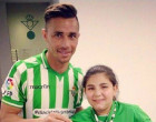 La pequeña Yudit de Écija se convierte en el talismán del Betis en el Benito Villamarín