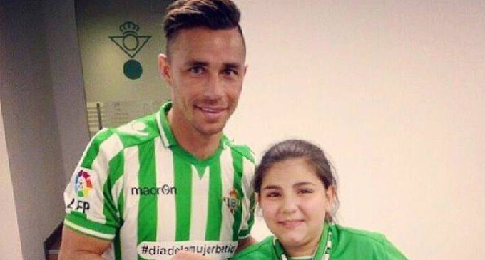 La pequeña Yudit de Écija se convierte en el talismán del Betis en el Benito Villamarín