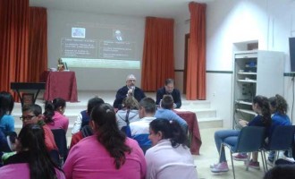 Se celebró el librofórum “Confidencias de un diablo Cojuelo” en las Escuelas SAFA de Écija
