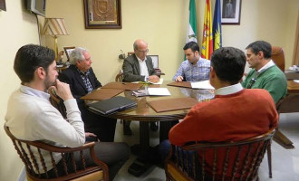 El Ayuntamiento de Écija firma un convenio de colaboración con la Asociación de Empresas de la Madera y el Mueble