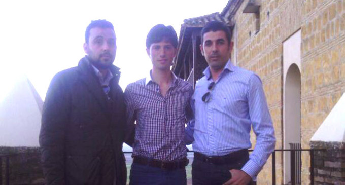 El novillero de Écija, Ángel Jiménez, finaliza su compromiso con sus mentores Álvaro Gómez y José Francisco Bernal