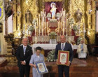 El alcalde de Écija impone el escudo de la ciudad a las Hijas de María Auxiliadora