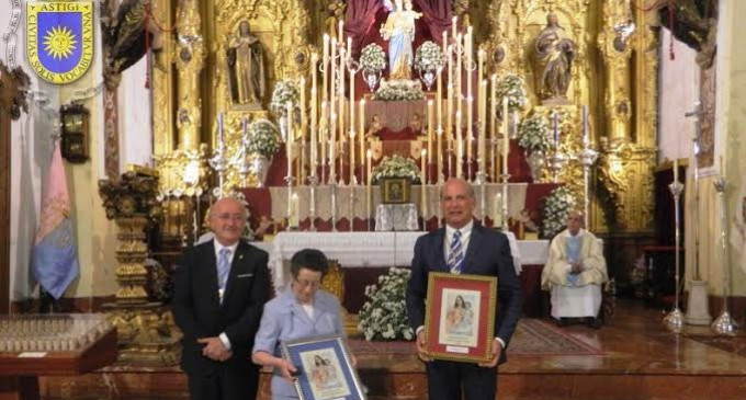 El alcalde de Écija impone el escudo de la ciudad a las Hijas de María Auxiliadora