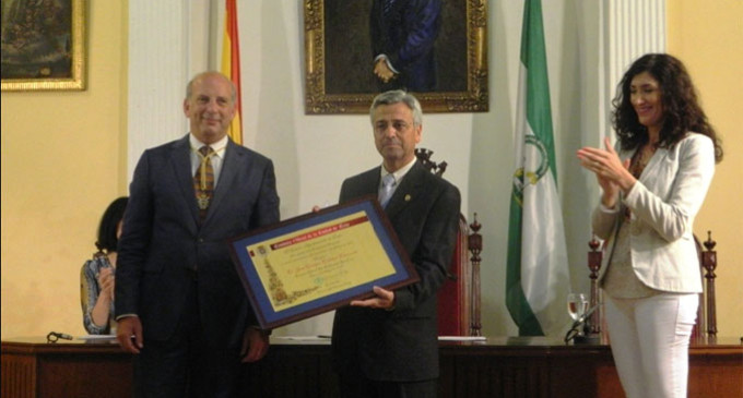 José Enrique Caldero  recibe el titulo de Cronista Oficial de Écija