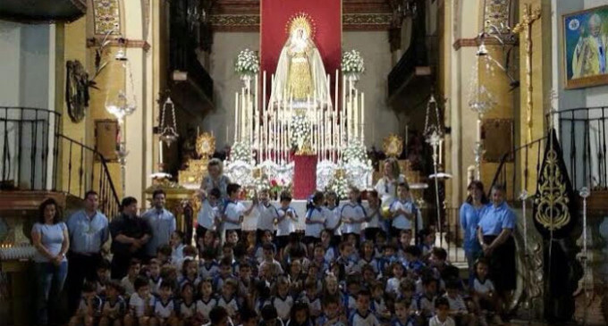 Alumnos del colegio Ntra. Sra. del Valle de Écija realizan una visita a la Hermandad del Cautivo