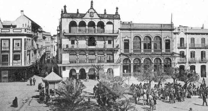 LOS EDIFICIOS Y EL QUIOSCO DE LA PLAZA MAYOR DE ÉCIJA. LADO NORTE por Juan Méndez Varo