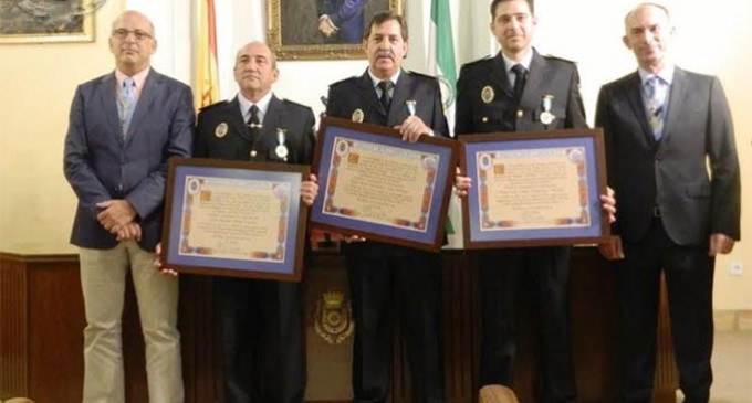 Medalla de Oro de la Ciudad para los policías locales que intervinieron en el incendio de la residencia de mayores “Vitalia”