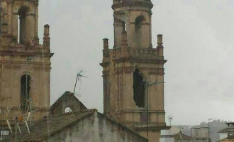 Un rayo ha caído en una de las torres de las Gemelas de Écija y al parecer hay daños en la estructura