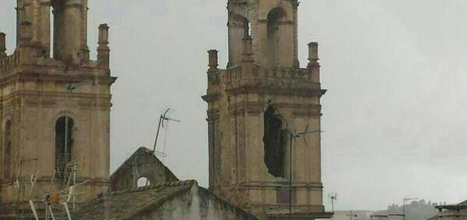 La Asociación Amigos de Écija, con la colaboración del Portal temático Cultural, Ciberecija.com, pone en marcha la campaña, a través de internet, para la restauración de las Torres Gemelas de Écija.