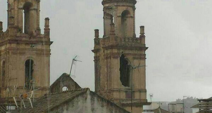 Un rayo ha caído en una de las torres de las Gemelas de Écija y al parecer hay daños en la estructura