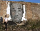 La pintora Virginia Bersabé dedica grafitis al alzhéimer en cortijos abandonados de Écija