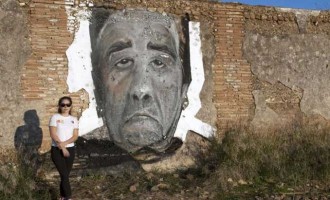 La pintora Virginia Bersabé dedica grafitis al alzhéimer en cortijos abandonados de Écija