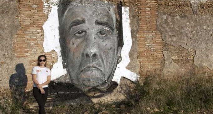 La pintora Virginia Bersabé dedica grafitis al alzhéimer en cortijos abandonados de Écija