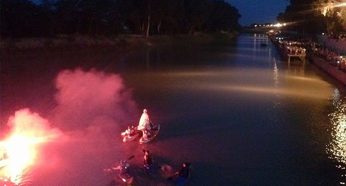 El río Genil de Écija se vio iluminado con la presencia de la Virgen del Carmen