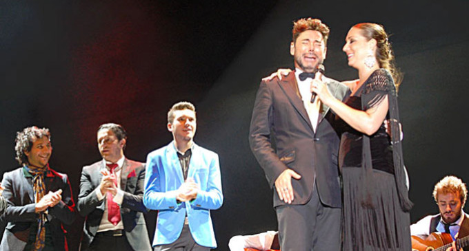 El joven cantaor de Écija, Kiko Peña, invitado de Manuel Poveda en su actuación de Cádiz