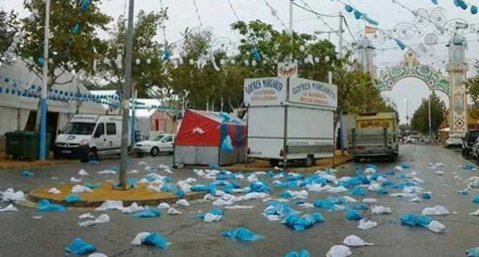 La lluvia arrasa los farolillos de la Feria de Écija a pocas horas de la inauguración del alumbrado