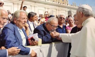 El Colectivo de Pregoneros de Écija presenta sus respetos al Papa Francisco