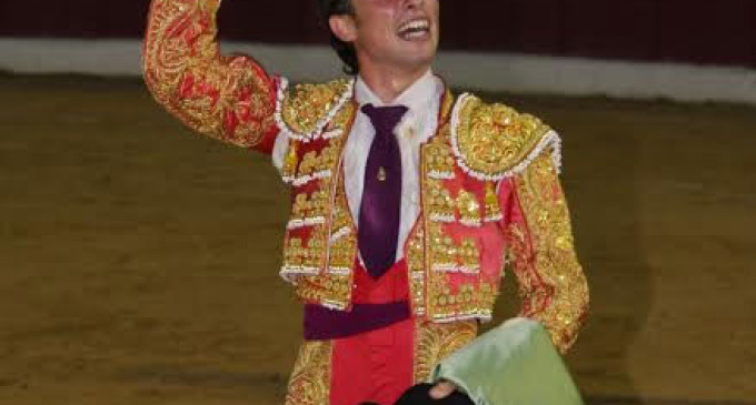 Gran dimensión del novillero Ángel Jiménez, de Écija, en Villarrrubia de Santiago.