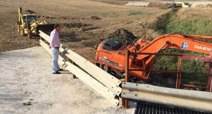 El Ayuntamiento de Écija realiza labores de limpieza en el  Arroyo de la Argamasilla